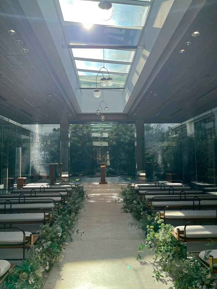 挙式会場の写真。自然が多く、ガラス張りのため開放感があり良い。