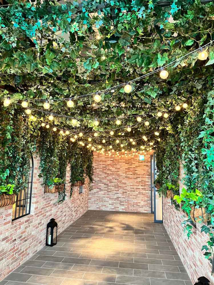 緑の葉っぱとライトが可愛い写真映えスポットです。