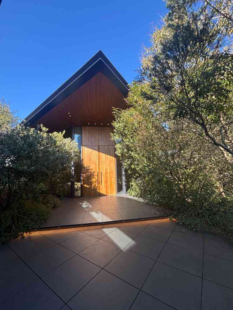 天気がよく、自然が映えてとても綺麗なチャペル外観です。