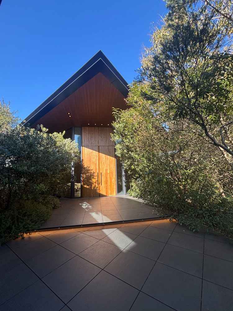 天気がよく、自然が映えてとても綺麗なチャペル外観です。