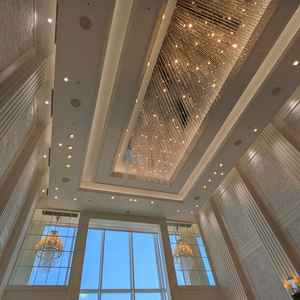 チャペルの天井。外の明るさに負けず劣らずの証明と開放感が出る高さがあり、広々としていた。