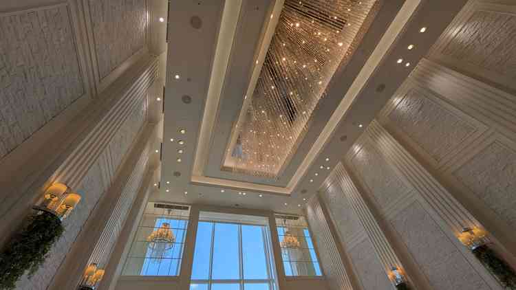 チャペルの天井。外の明るさに負けず劣らずの証明と開放感が出る高さがあり、広々としていた。