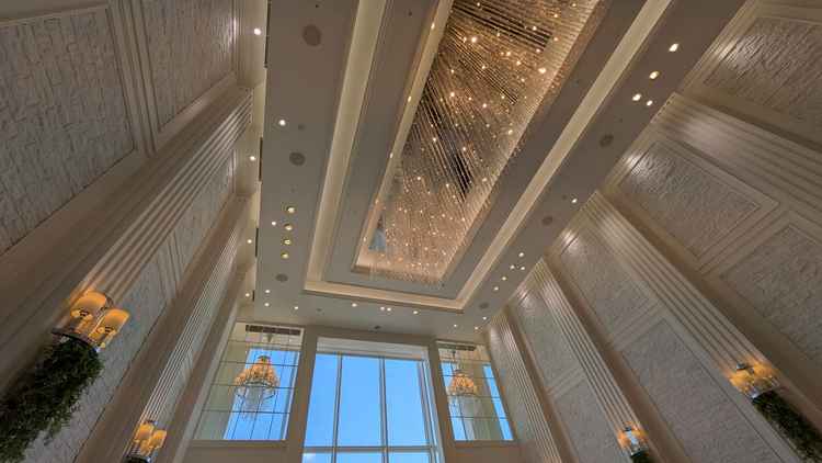 チャペルの天井。外の明るさに負けず劣らずの証明と開放感が出る高さがあり、広々としていた。