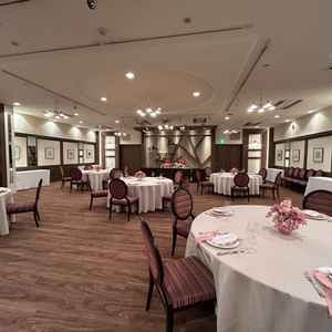 こちらの披露宴会場が落ち着きもありつつ可愛らしさもあって好みでした。