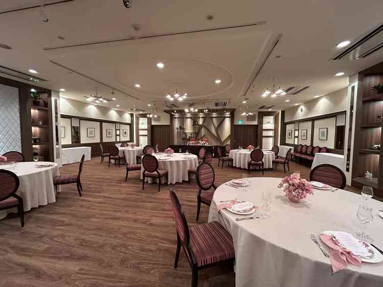 こちらの披露宴会場が落ち着きもありつつ可愛らしさもあって好みでした。