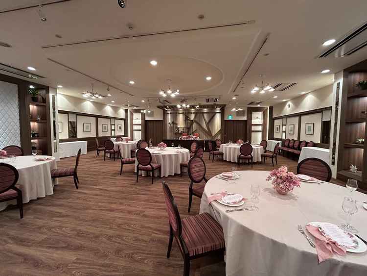 こちらの披露宴会場が落ち着きもありつつ可愛らしさもあって好みでした。