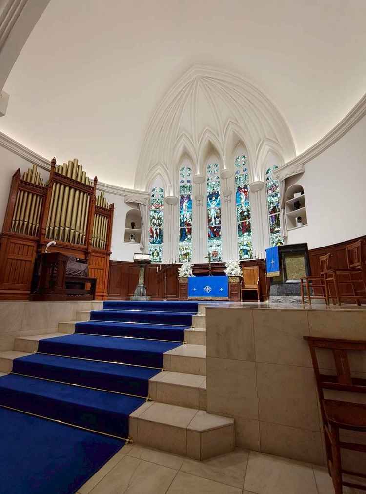 ブルーのバージンロードが印象的で、ステンドグラスもとても素敵なチャペルでした。