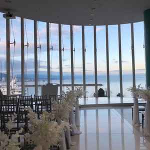 琵琶湖が一望できるチャペル。白い会場は琵琶湖の青がよく映えました。外に出て全体で集合写真を撮れるそう