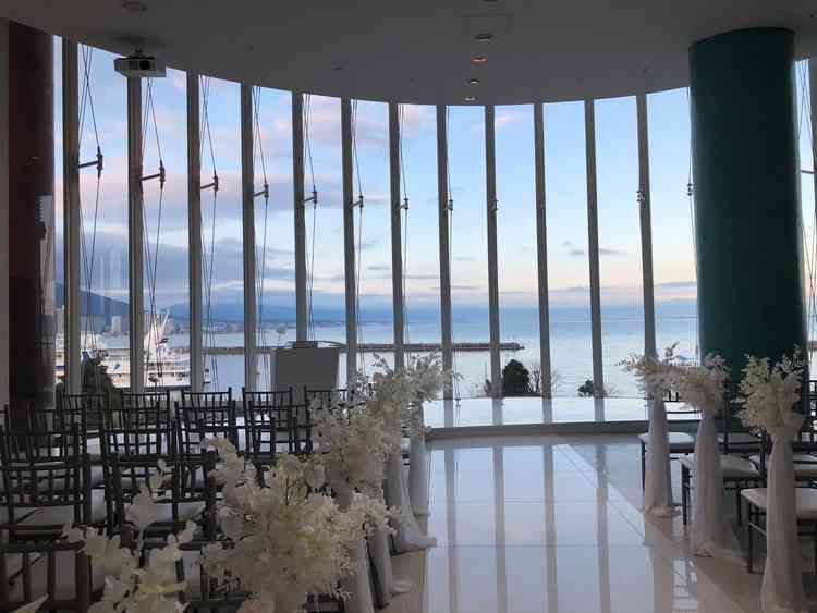 琵琶湖が一望できるチャペル。白い会場は琵琶湖の青がよく映えました。外に出て全体で集合写真を撮れるそう