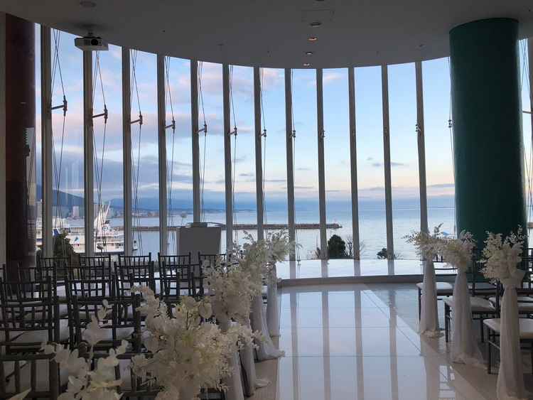 琵琶湖が一望できるチャペル。白い会場は琵琶湖の青がよく映えました。外に出て全体で集合写真を撮れるそう