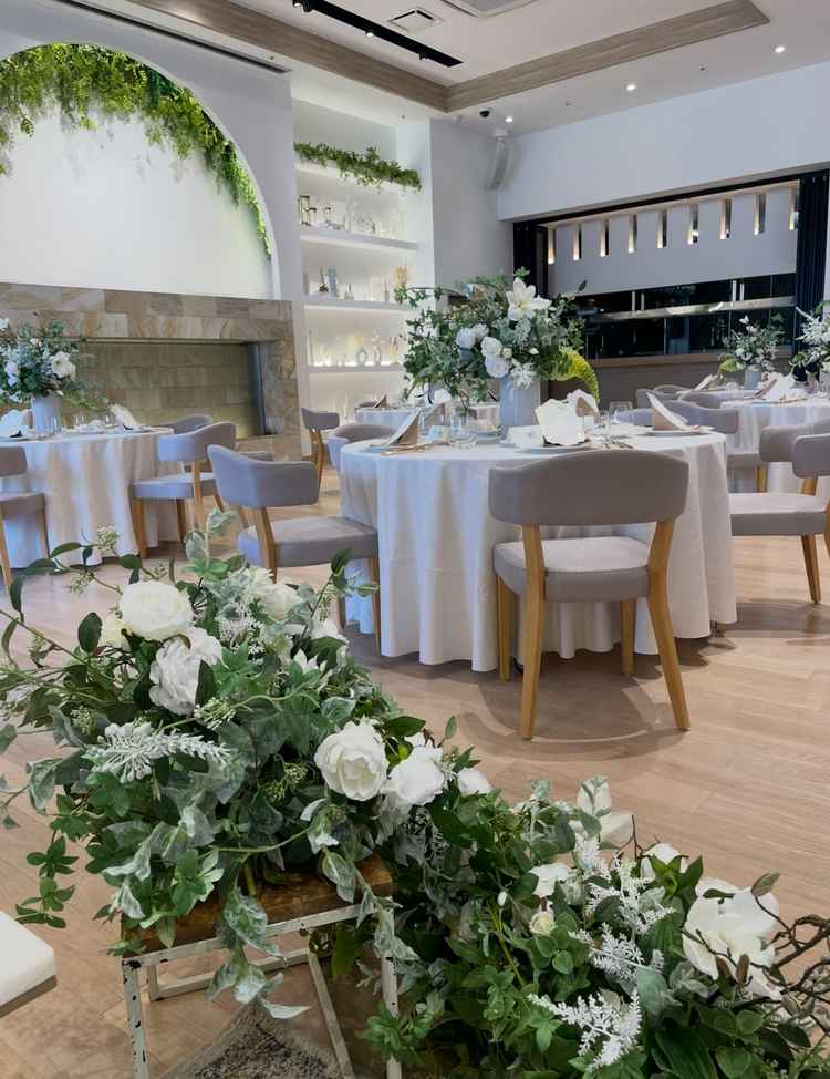 披露宴会場。白を基調とした会場はコンセプトに合わせて雰囲気がガラッと変えられそうです。