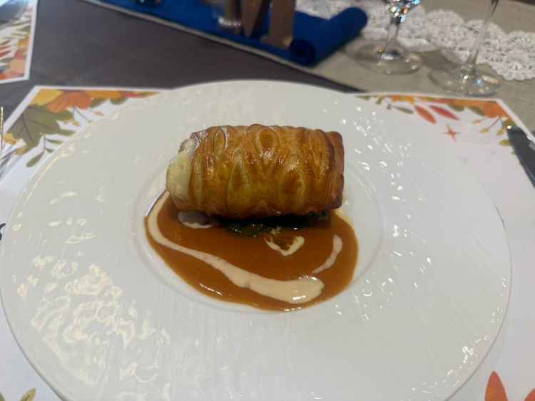 おすすめメニューの、ヒラメのパイ包みです。大葉が入っており、切ったときに良い香りがし美味しいです。