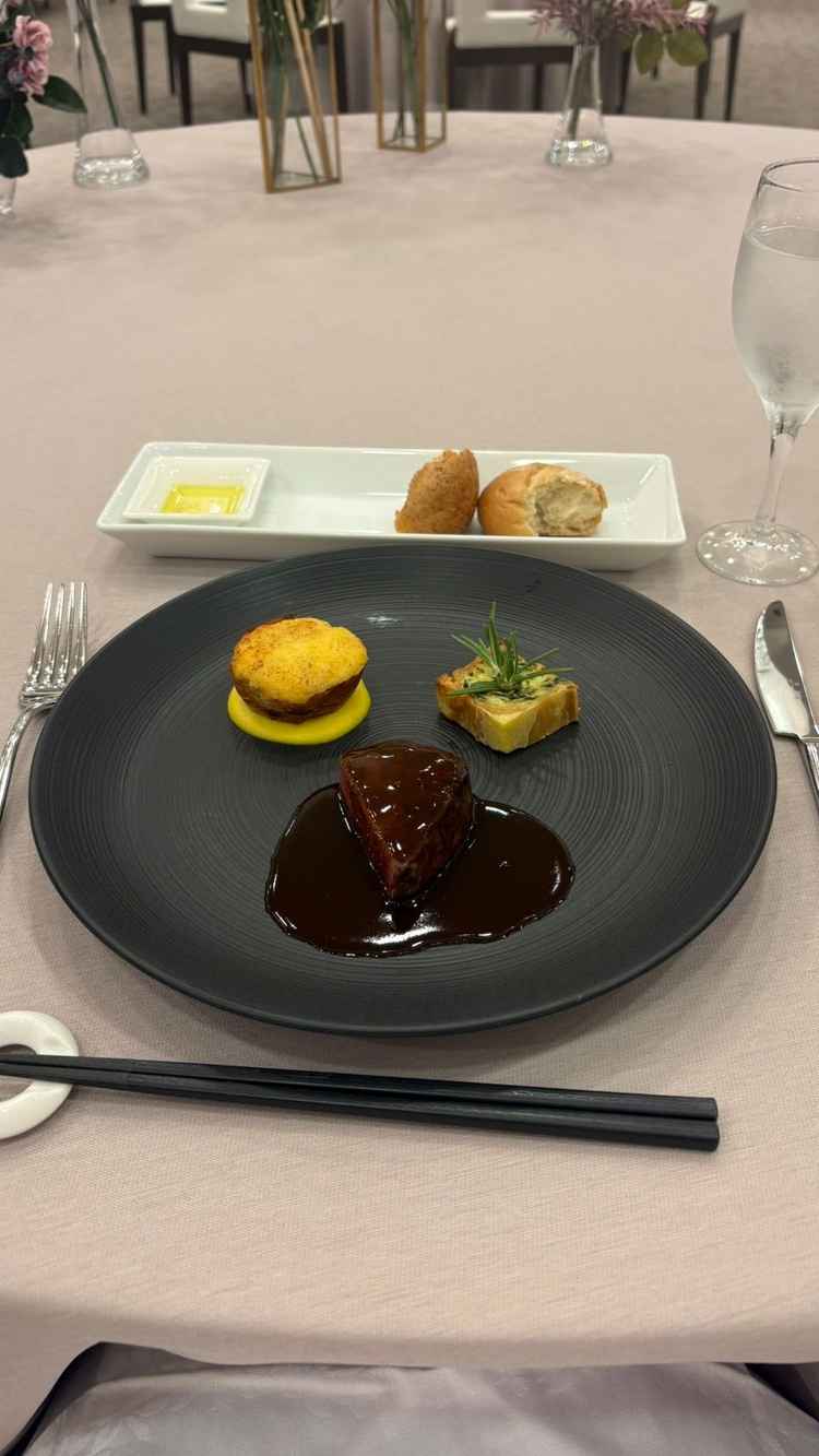 メインのお肉料理。とても柔らかくて美味しかったです。