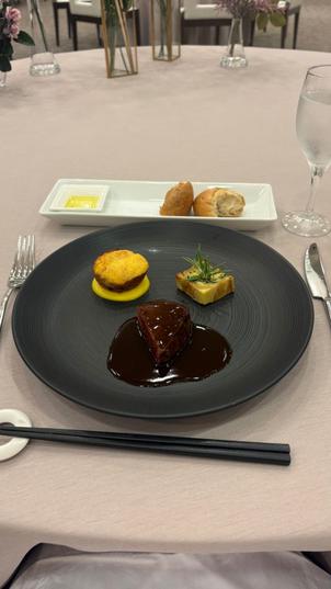 メインのお肉料理。とても柔らかくて美味しかったです。