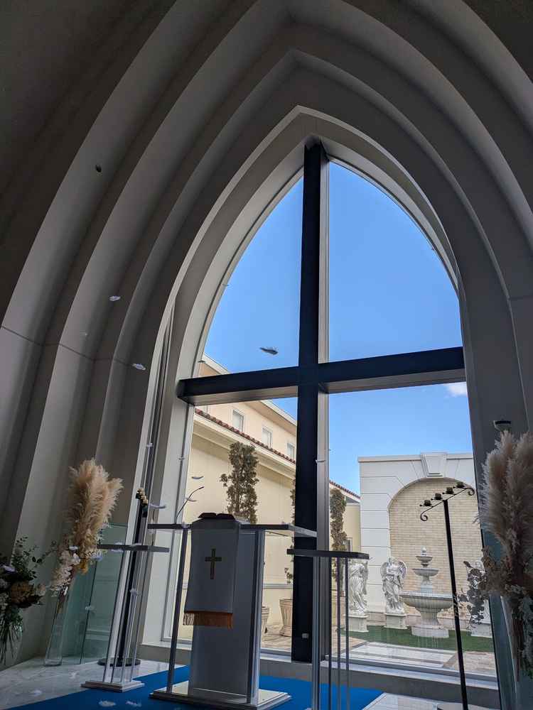 青空が見える祭壇