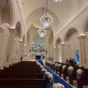 チャペル、青いバージンロード