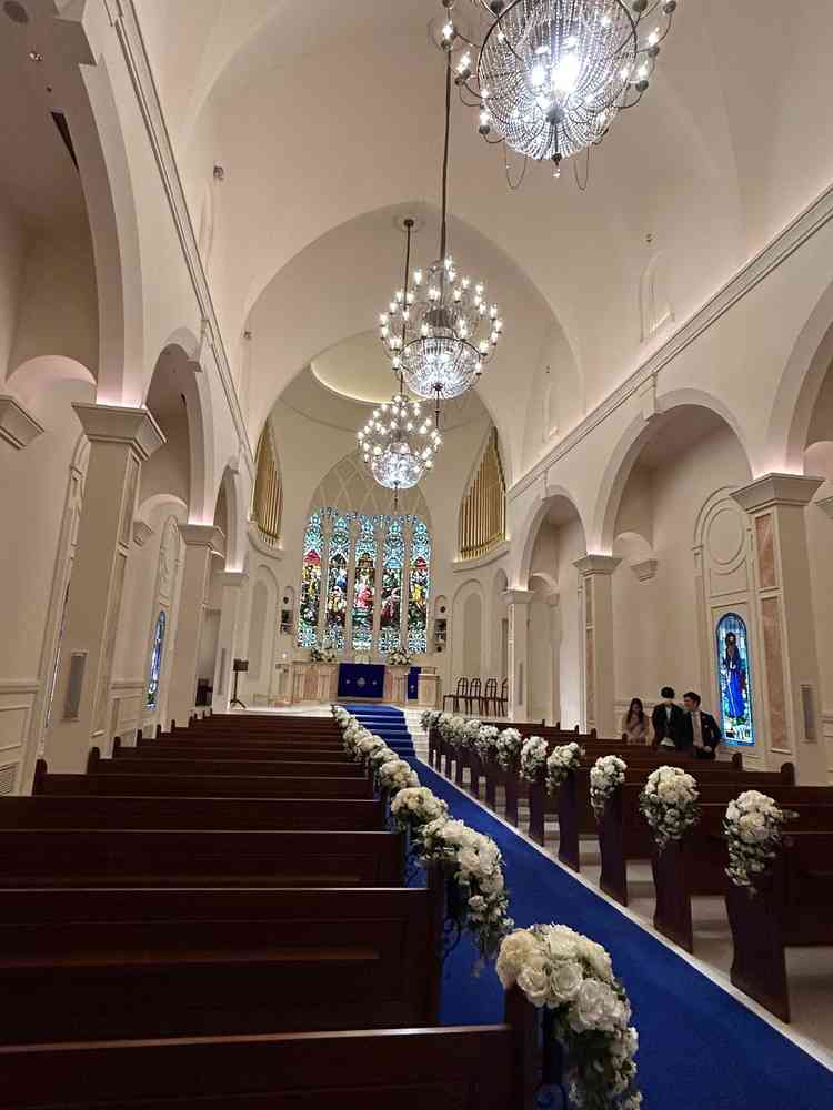 チャペル、青いバージンロード