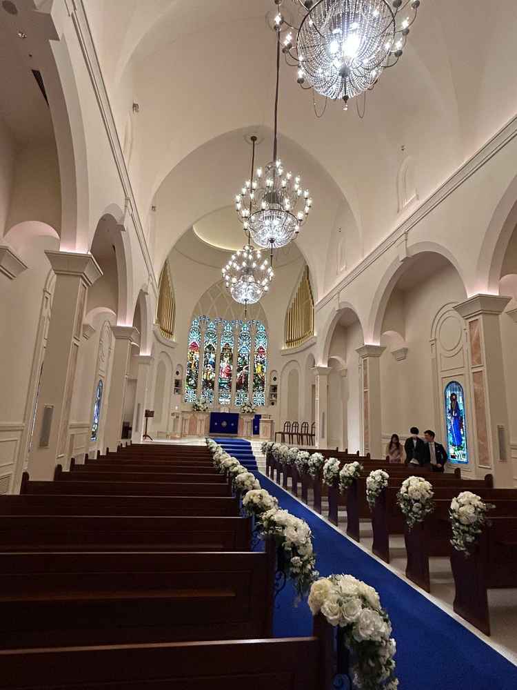 チャペル、青いバージンロード