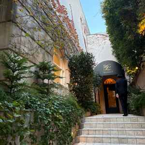 緑が多く、アンティークな建物が素敵な入り口で気に入りました。