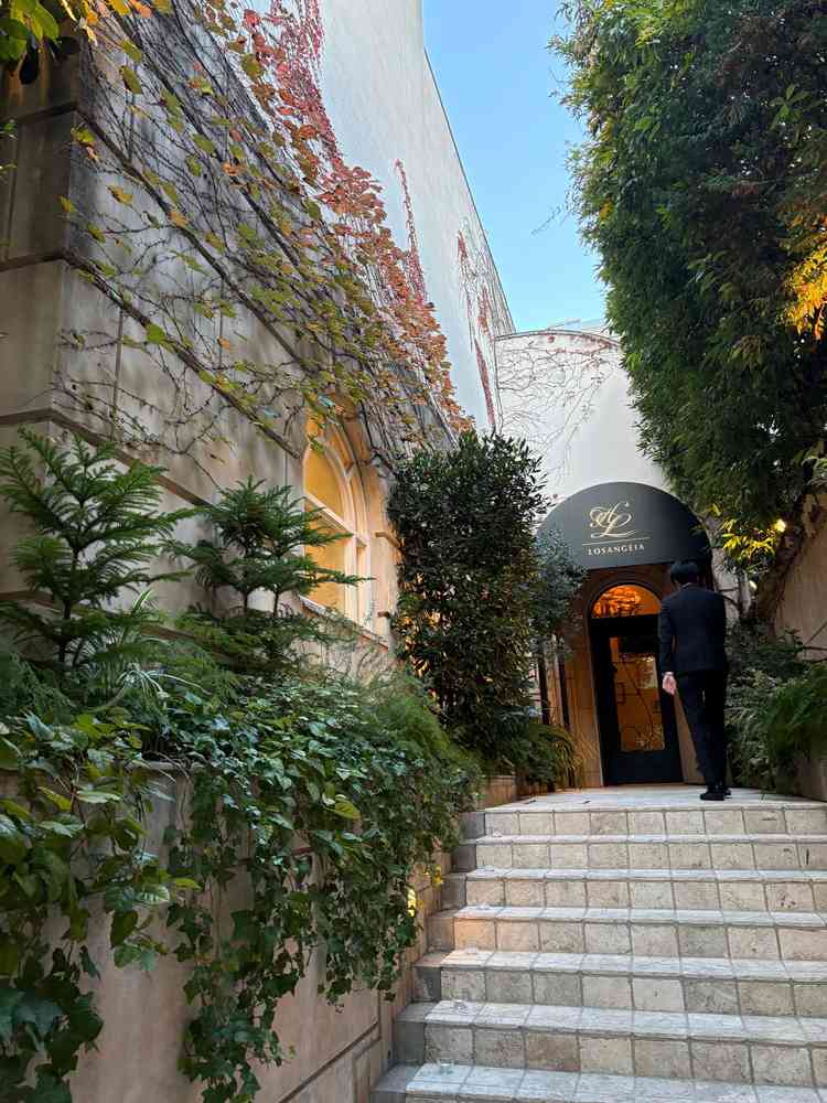 緑が多く、アンティークな建物が素敵な入り口で気に入りました。