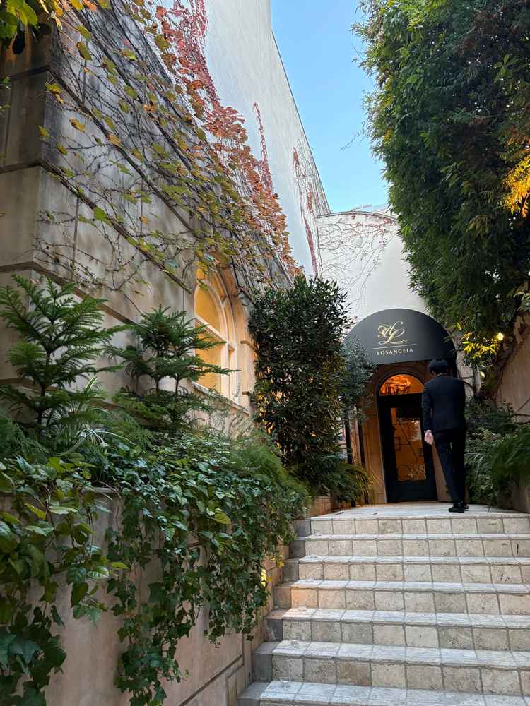 緑が多く、アンティークな建物が素敵な入り口で気に入りました。