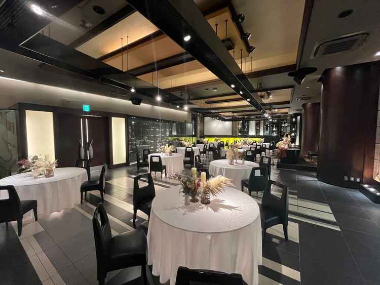 演出をこだわることができる会場。全天候型で時間も分かりずらく非日常感を味わえると思った。