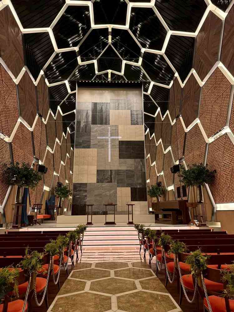 ウェアハウスチャペルは赤レンガをイメージしており、唯一無二のインパクトがあります。