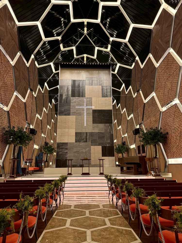 ウェアハウスチャペルは赤レンガをイメージしており、唯一無二のインパクトがあります。