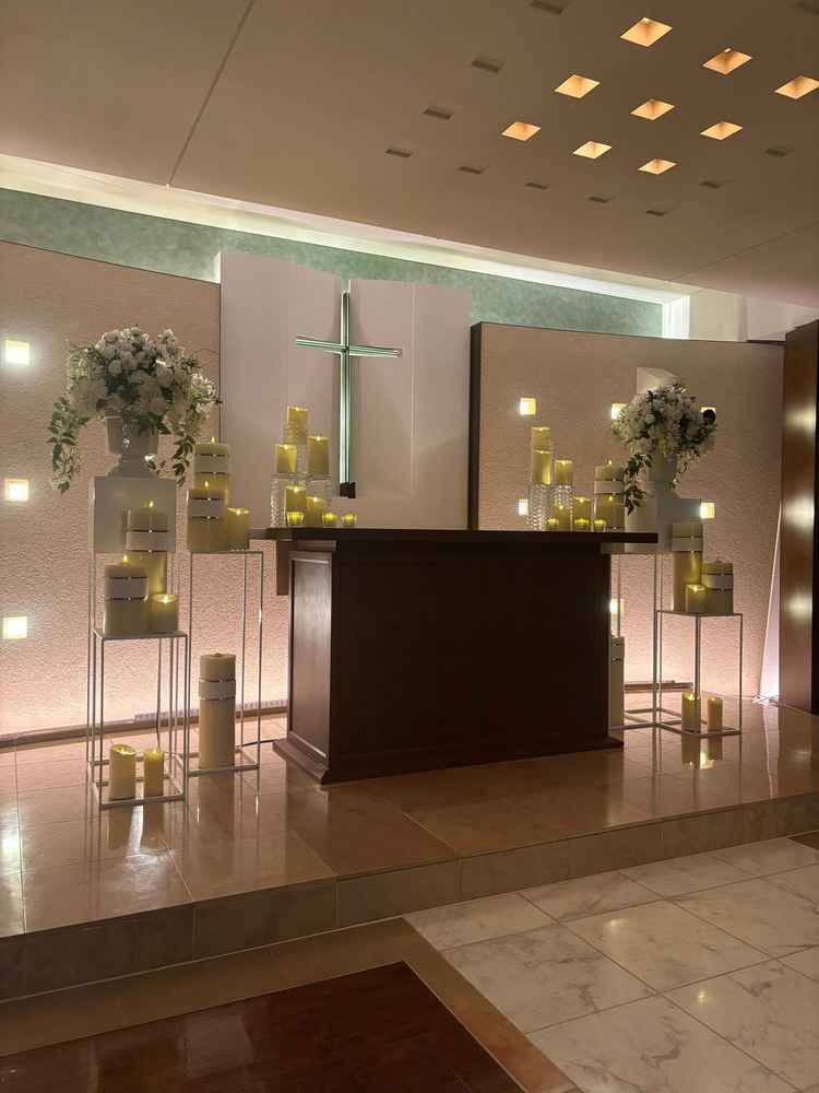 チャペル誓いの場。キリスト式ではない時には十字架が隠されるとのことです。