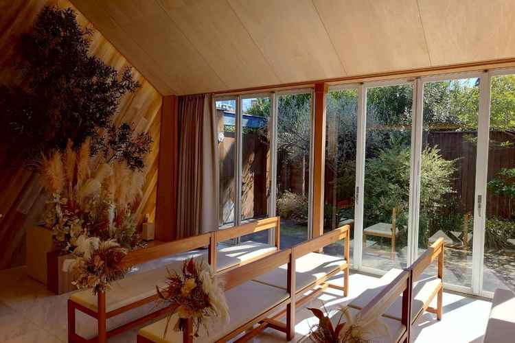 チャペルから外のガーデンを見た景色です。