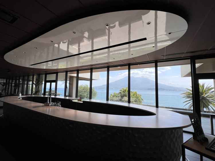 ゲストの待合室。大人な雰囲気で落ち着いており、開放感も十分