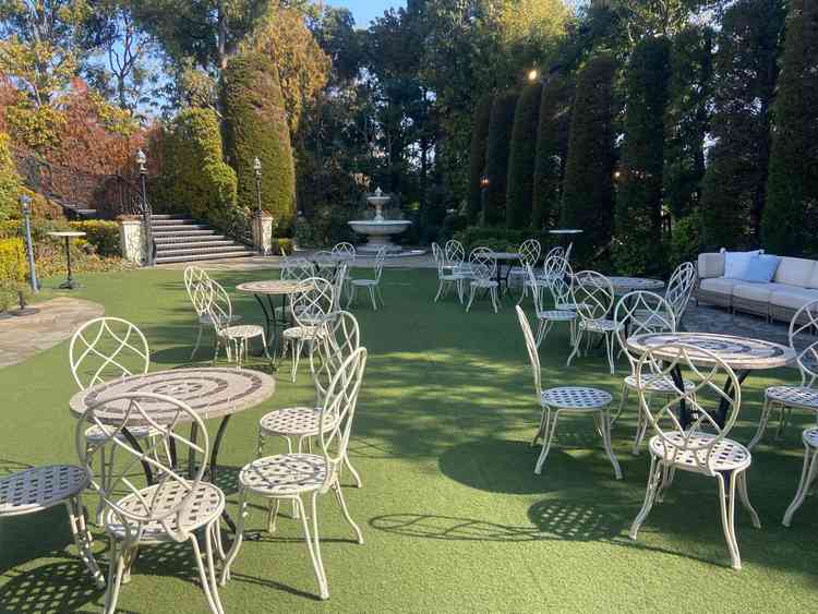 フランス館のガーデン、ウェルカムドリンクでゲストの方と歓談ができる