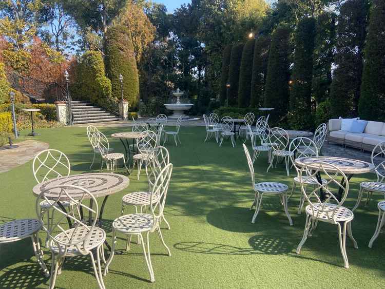 フランス館のガーデン、ウェルカムドリンクでゲストの方と歓談ができる