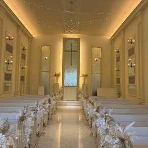 白を基調としたチャペルの写真。照明がたくさんあり、暖かい印象でした。