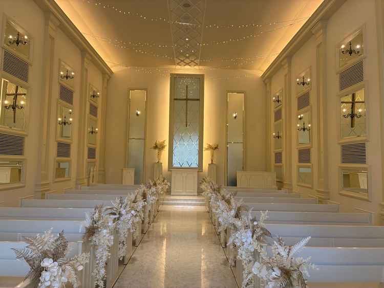 白を基調としたチャペルの写真。照明がたくさんあり、暖かい印象でした。