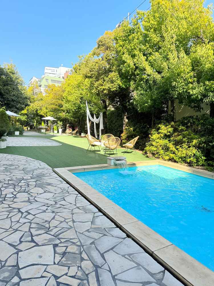 前撮り写真で夜にプールの周りにキャンドルを置いたら綺麗だろうなと思いました。