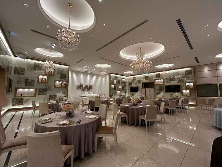 ゴールドとホワイトの披露宴がかわいく、またシェフの料理が見れるところが良い