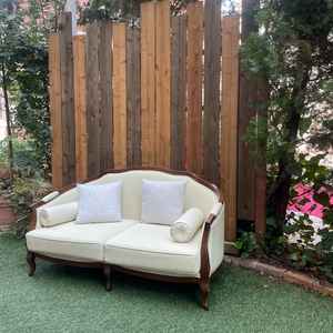 披露宴会場ウィズリーのガーデン。ビュッフェや最後のお見送りで使用でき、屋根もあるので雨の日でも安心。