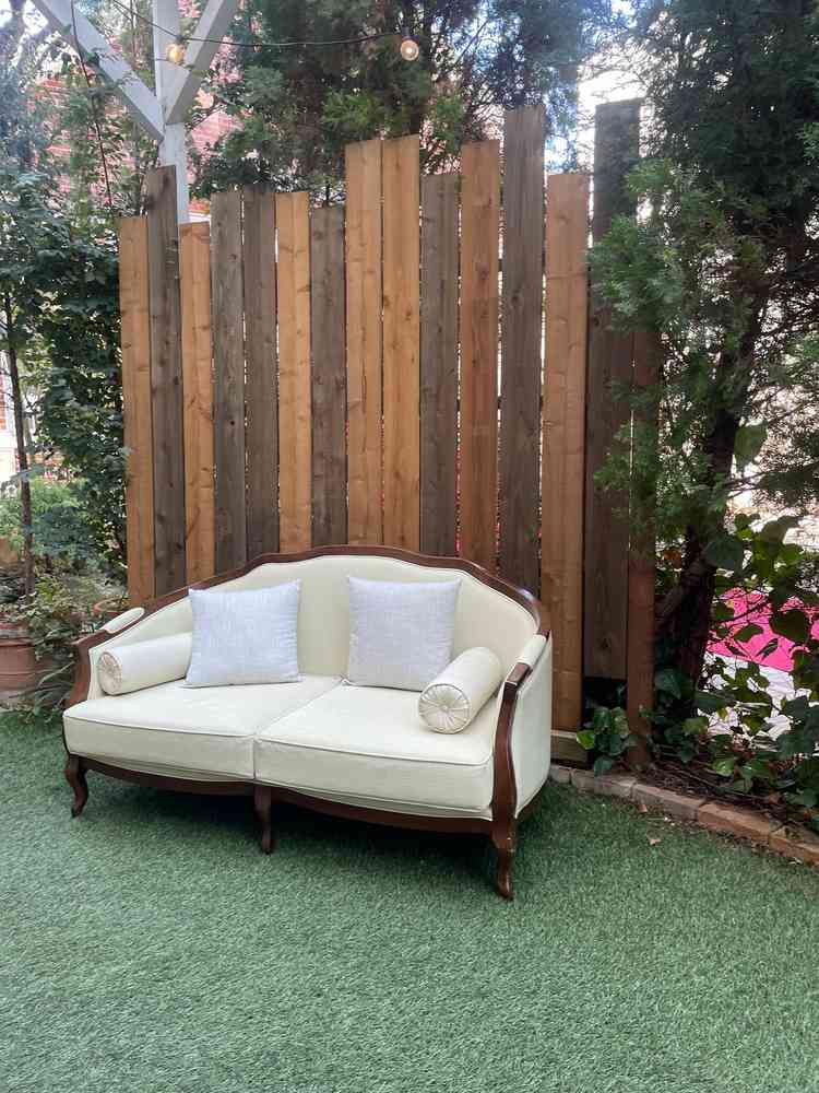 披露宴会場ウィズリーのガーデン。ビュッフェや最後のお見送りで使用でき、屋根もあるので雨の日でも安心。