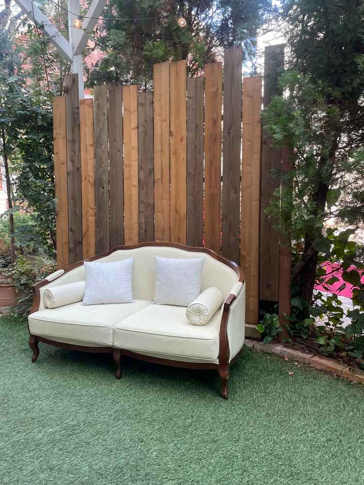 披露宴会場ウィズリーのガーデン。ビュッフェや最後のお見送りで使用でき、屋根もあるので雨の日でも安心。