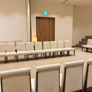 親族の顔合わせ室です。雛壇もあり、集合写真を撮ることができます。