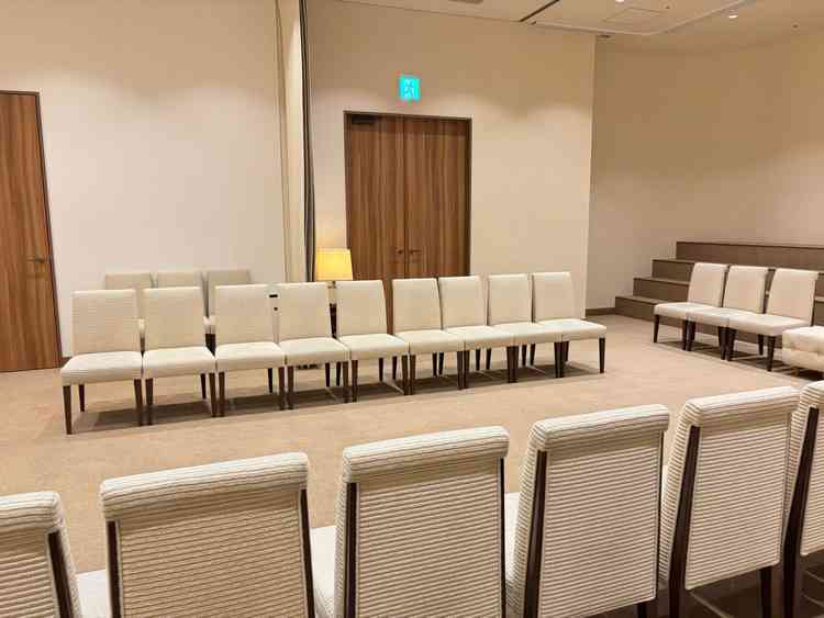 親族の顔合わせ室です。雛壇もあり、集合写真を撮ることができます。