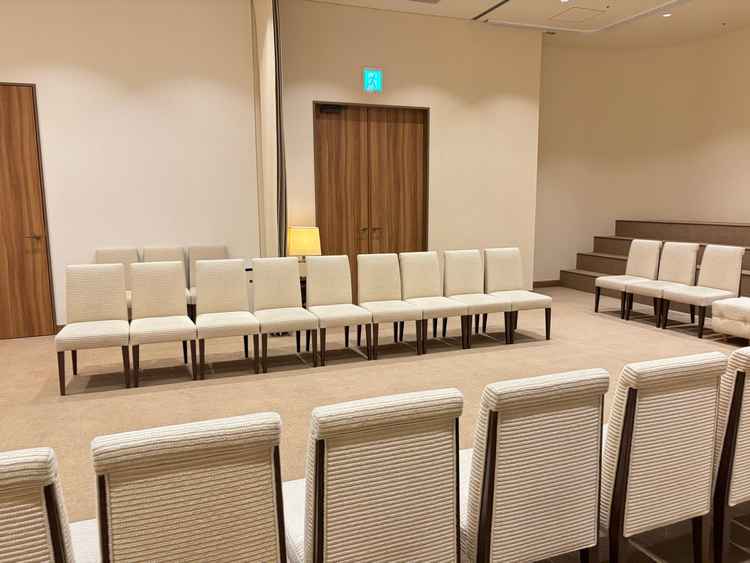 親族の顔合わせ室です。雛壇もあり、集合写真を撮ることができます。