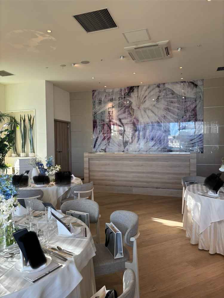 【披露宴会場③】オープンキッチンで、常に温かい料理がでてくる。魅力的な部分。