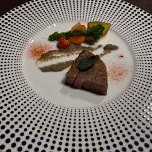 飛騨牛のサーロインをシンプルな味付けで3種類のソースや薬味で楽しむことができた。