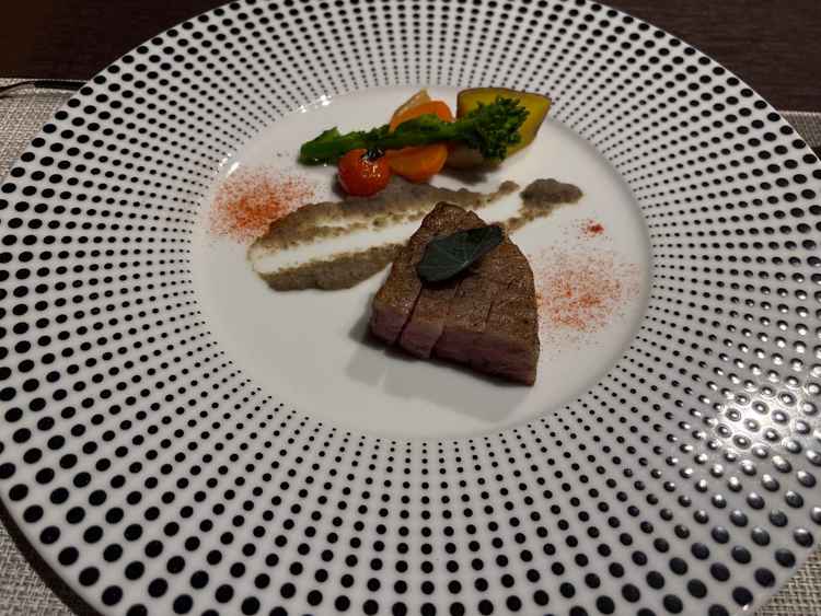 飛騨牛のサーロインをシンプルな味付けで3種類のソースや薬味で楽しむことができた。