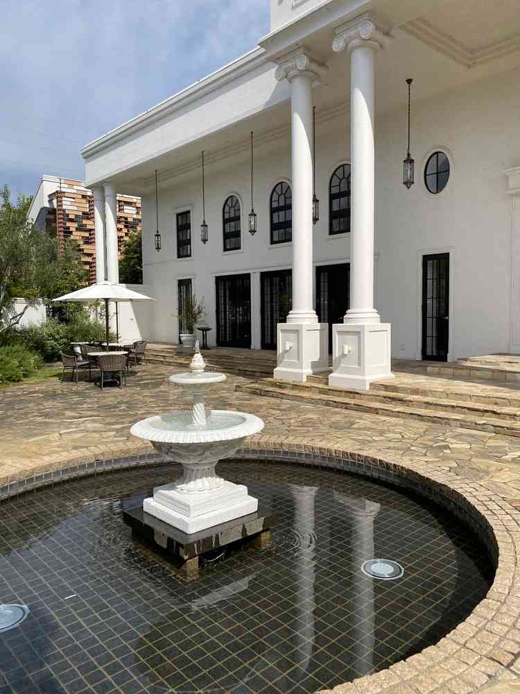 披露宴会場前の噴水