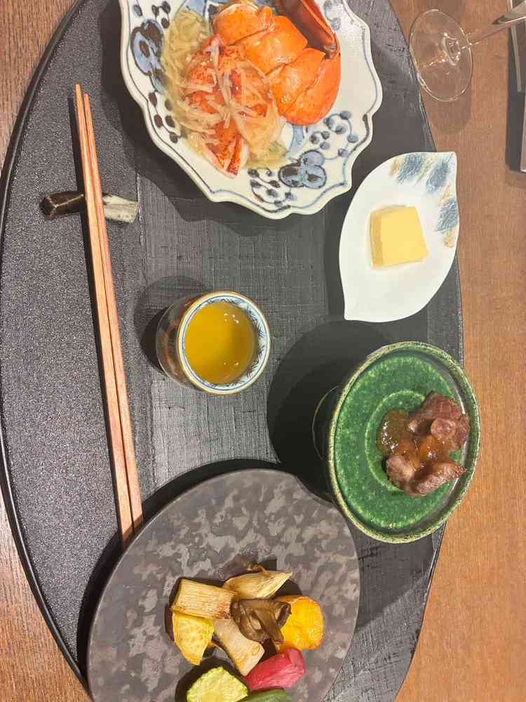 お出汁から全て美味しく満足でした。ナイフとフォークを使わずお箸で頂く形式で肩肘張らずに食べられます。