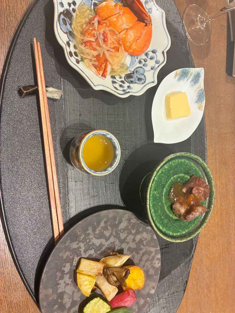 お出汁から全て美味しく満足でした。ナイフとフォークを使わずお箸で頂く形式で肩肘張らずに食べられます。