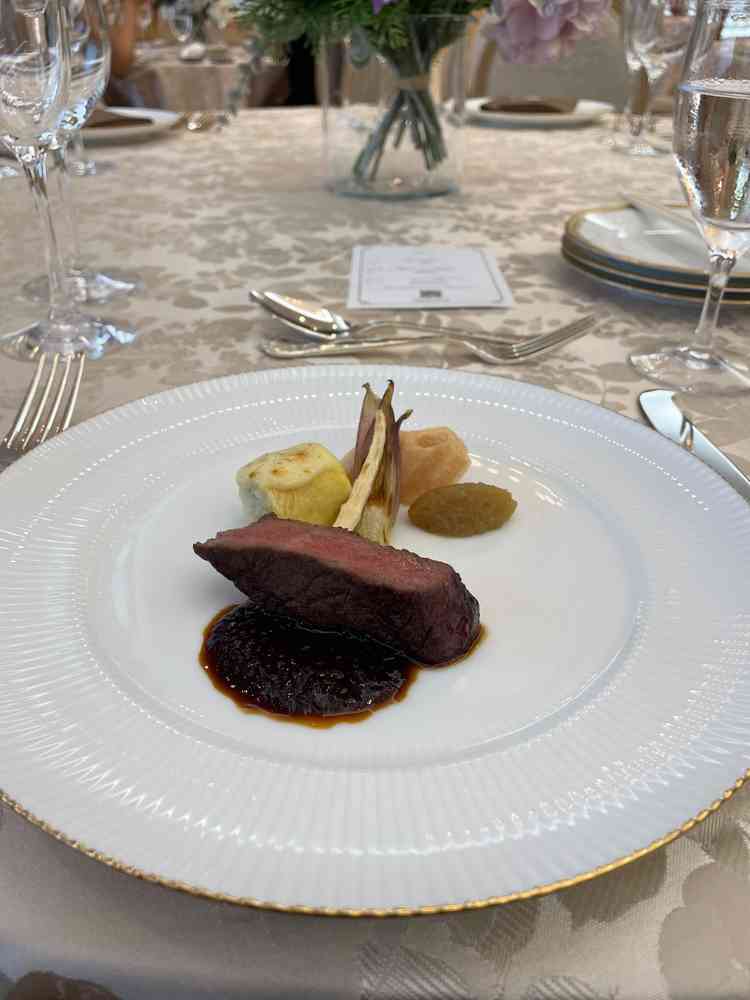 洋食の方のメインとなる一皿。牛肉がおいしい。